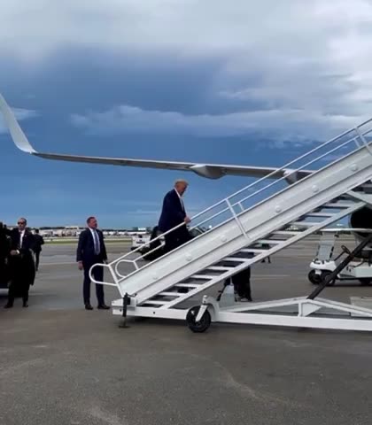 Trump Boards Trump Force One for UAW Event in Clinton Township, MI 09/27/2023