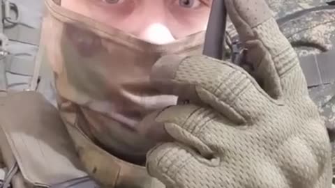 Polští vojáci bojující na Ukrajině vyzdobení lebkami a zkříženými kostmi divize SS