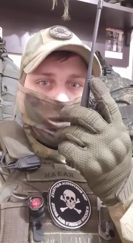 Polští vojáci bojující na Ukrajině vyzdobení lebkami a zkříženými kostmi divize SS