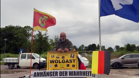 Wolgast - Stefan begrüßt die Teilnehmer und ergreift das Wort 02-07-2024