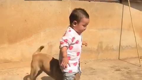 Baby with funny dog 🐕😂