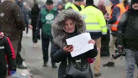 Colas, angustia y rabia contra Putin en la frontera de Ucrania con Rumanía