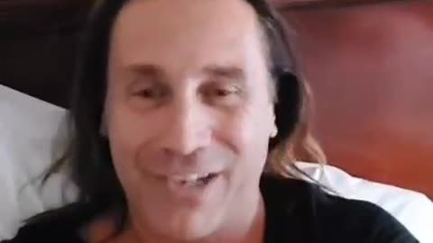 Povia: "il covid fa soltanto quello che dice il governo"