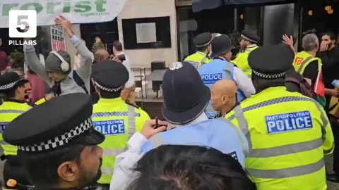 🚨 London has fallen. Police arrest two protestors with Union Flag and anti