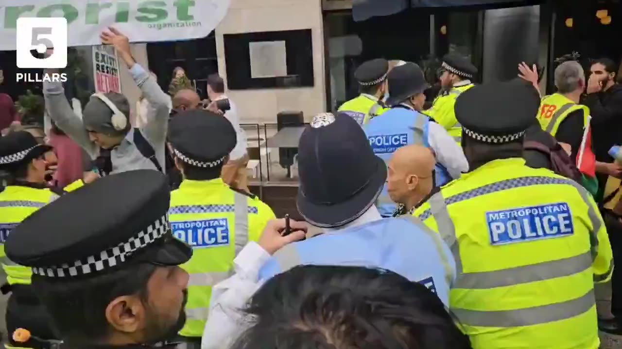 🚨 London has fallen. Police arrest two protestors with Union Flag and anti