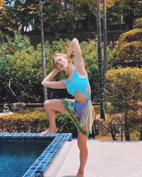 Fitness blogger Anastasia Zolotaya workout