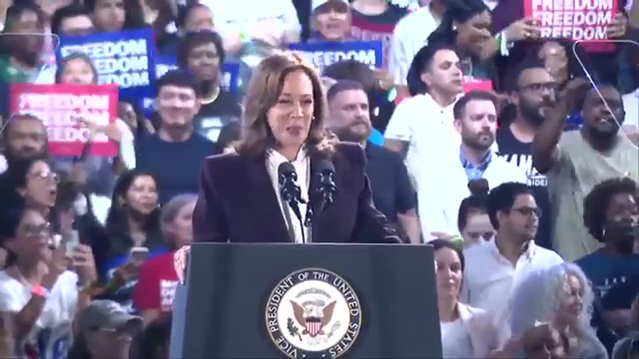 Kamala Harris Loses Control of Crowd at Houston Rally | Unexpected Moments from the 2024 Campaign