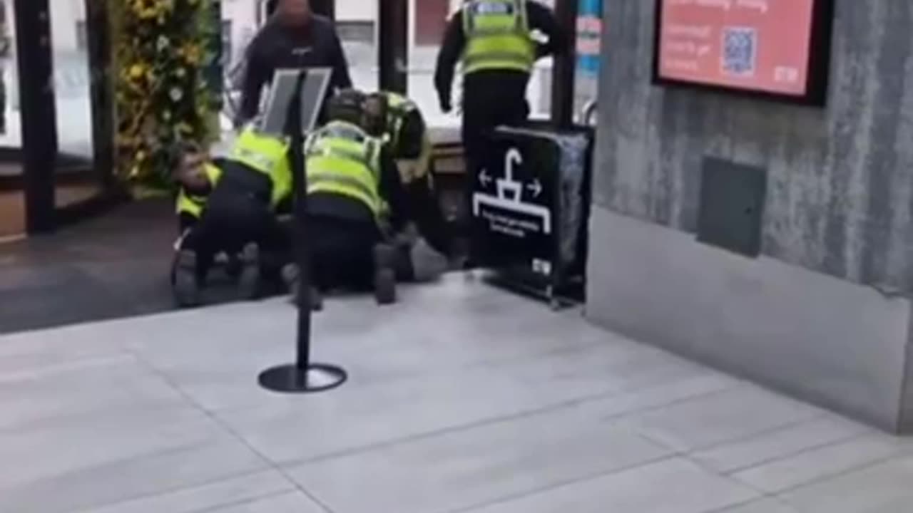 🚨BREAKING Yesterday in Manchester, African migrant stabbed a police officer - Shhhhhhh !!!