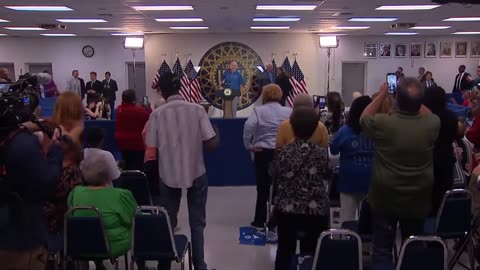 Wow — dozens of people showed up for Kamala and Walz