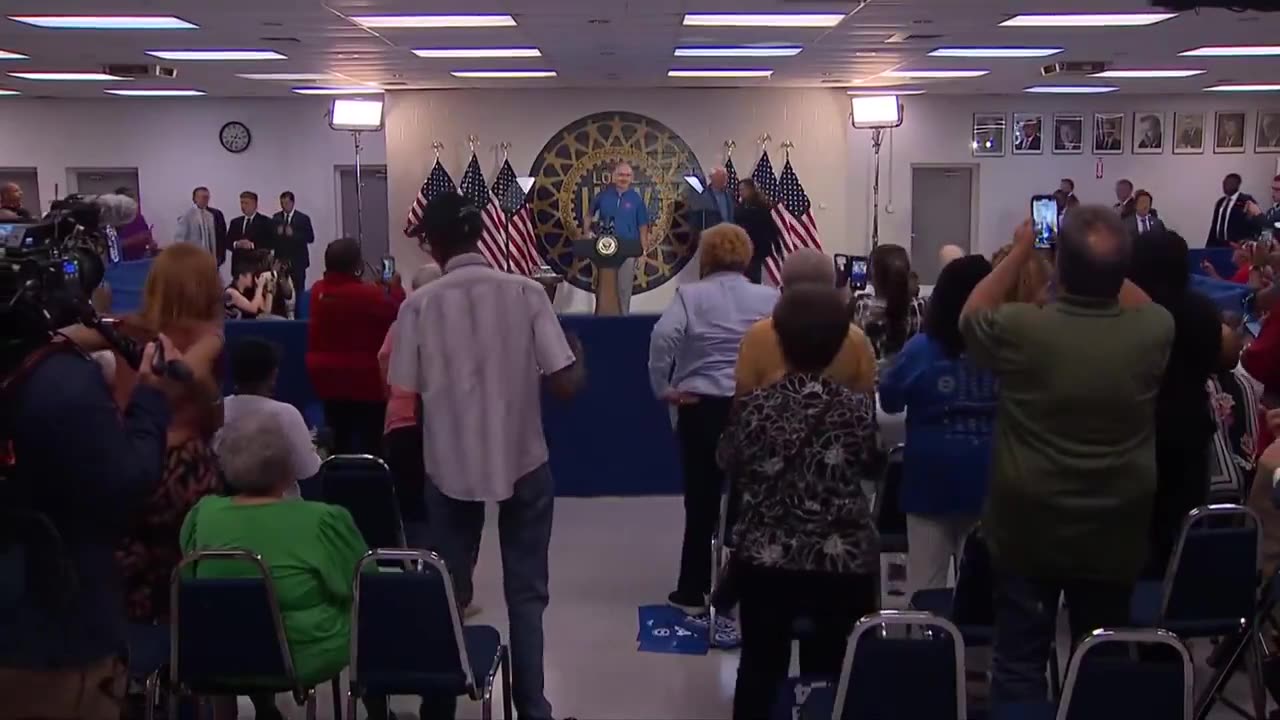 Wow — dozens of people showed up for Kamala and Walz