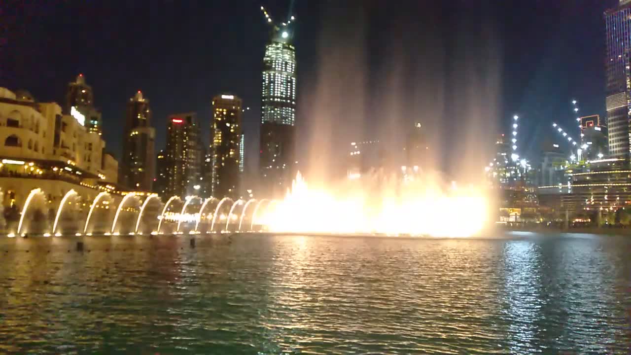 Dubai dancing fountain