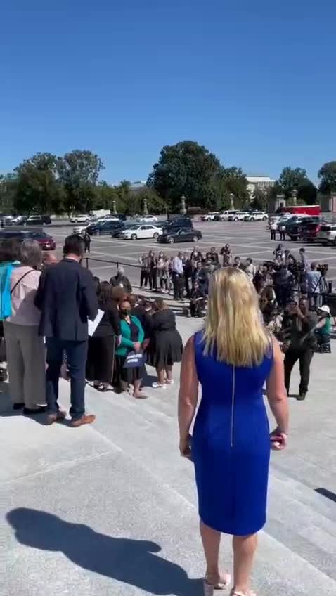 Marjorie Taylor Greene giving Debbie Dingell some home truths on the steps, proper politics 🔥