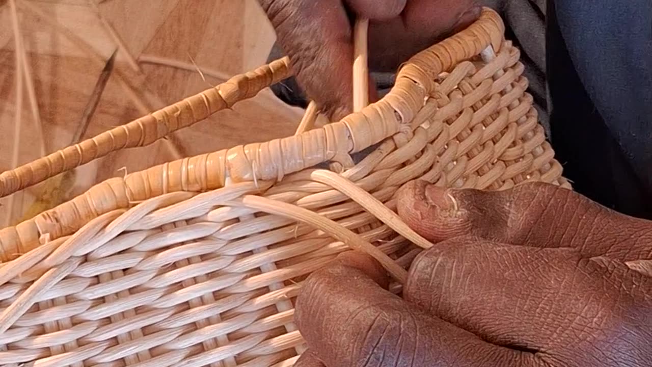 How rattan wall lampshade weaving is done.