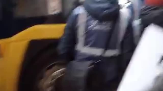 Sbattuto giù dall’autobus perché senza mascherina