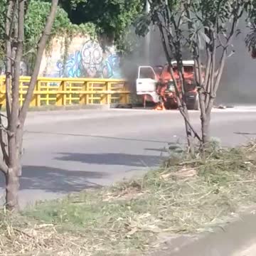 Video: El fuego consumió por completo una camioneta en la vía Piedecuesta – Bucaramanga