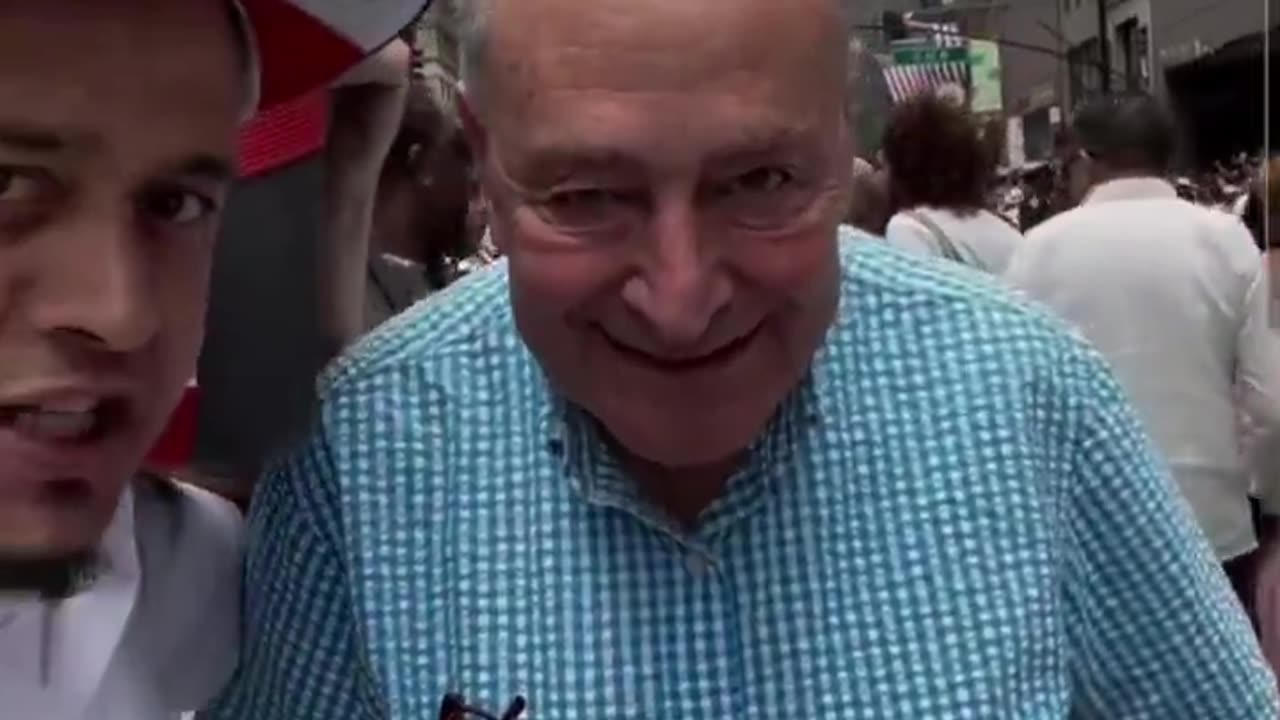 Chuck Schumer gets called a 'scumbag' at Dominican Day Parade in NYC.