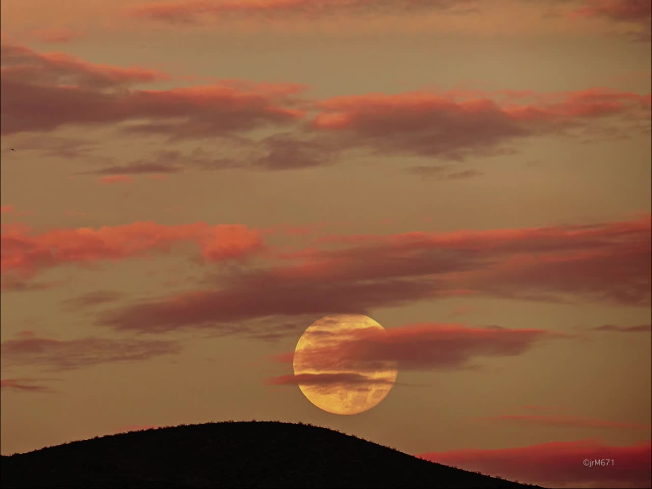 071422 VEGAS FULL MOON SUNRISE