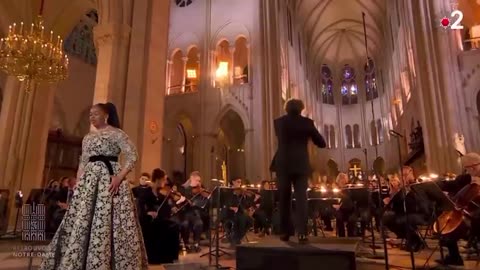 年轻女士震惊了世界，在法国巴黎圣母院演唱了《奇异恩典》