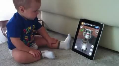 BABY TALKING WITH CAT on ipad. funny & cute