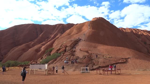 AYERS ROCK ULURU AUSTRALIA CLIMBING