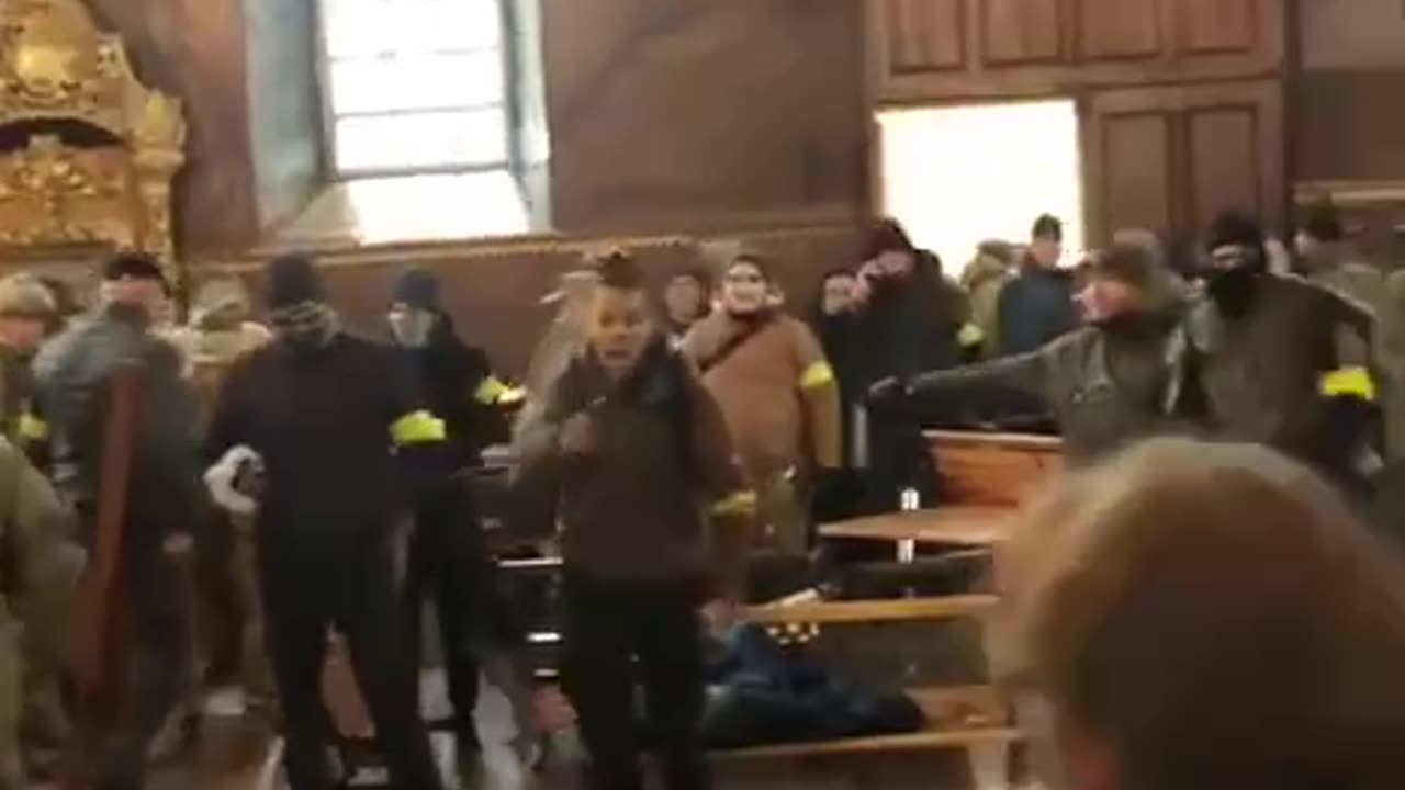 😲 About 100 "unknown" people seized the St. Michael's Cathedral of the UOC