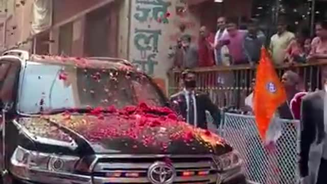 PM Modi stops convoy in Varanasi