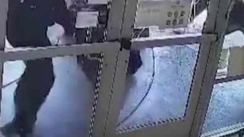 Large group of gang rob a jewelry store