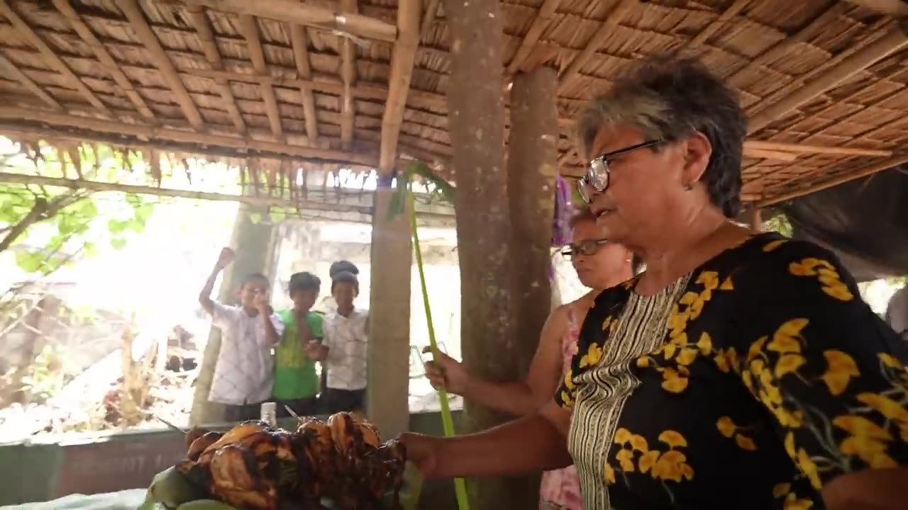 Bacolod Street Food Tour! 5 MUST EATS in BACOLOD! (Where Locals Eat) Bisaya Inasal, Puto, Kansi