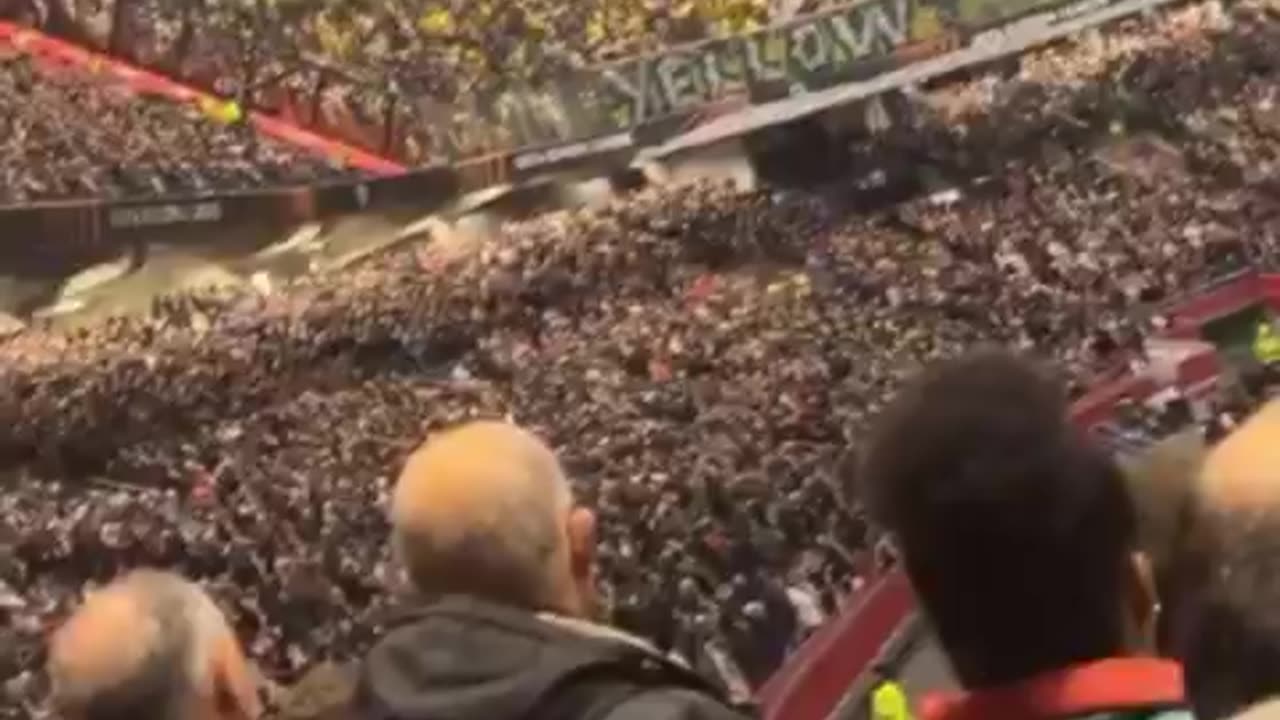 Israeli fans disrespectfully interrupting the moment of silence