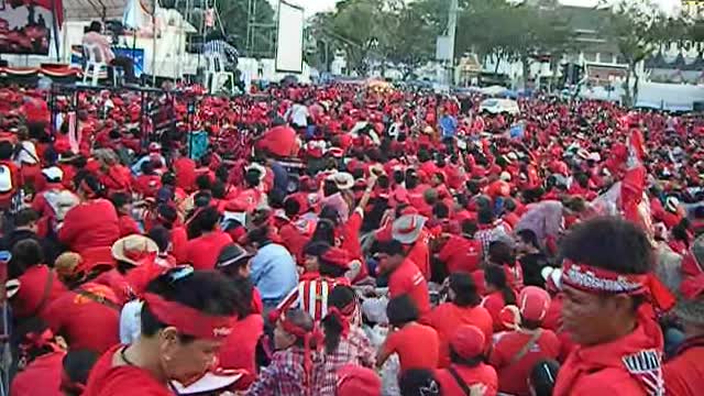 Thailand, Bangkok, Phra Nakhon - red shirt rally crowd 2010mar20