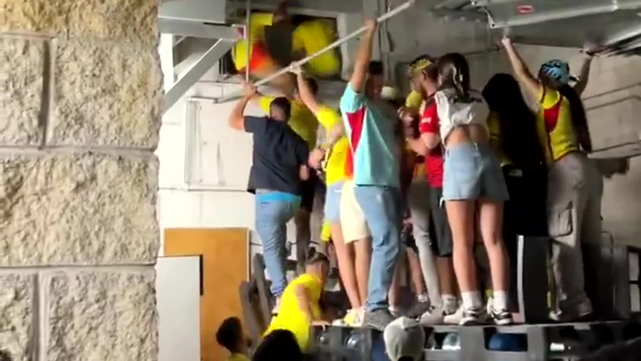 Fans are now sneaking into the Argentina vs Colombia game through VENTS at the Hard Rock stadium.