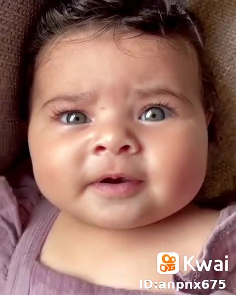 Bebe engraçado e linda