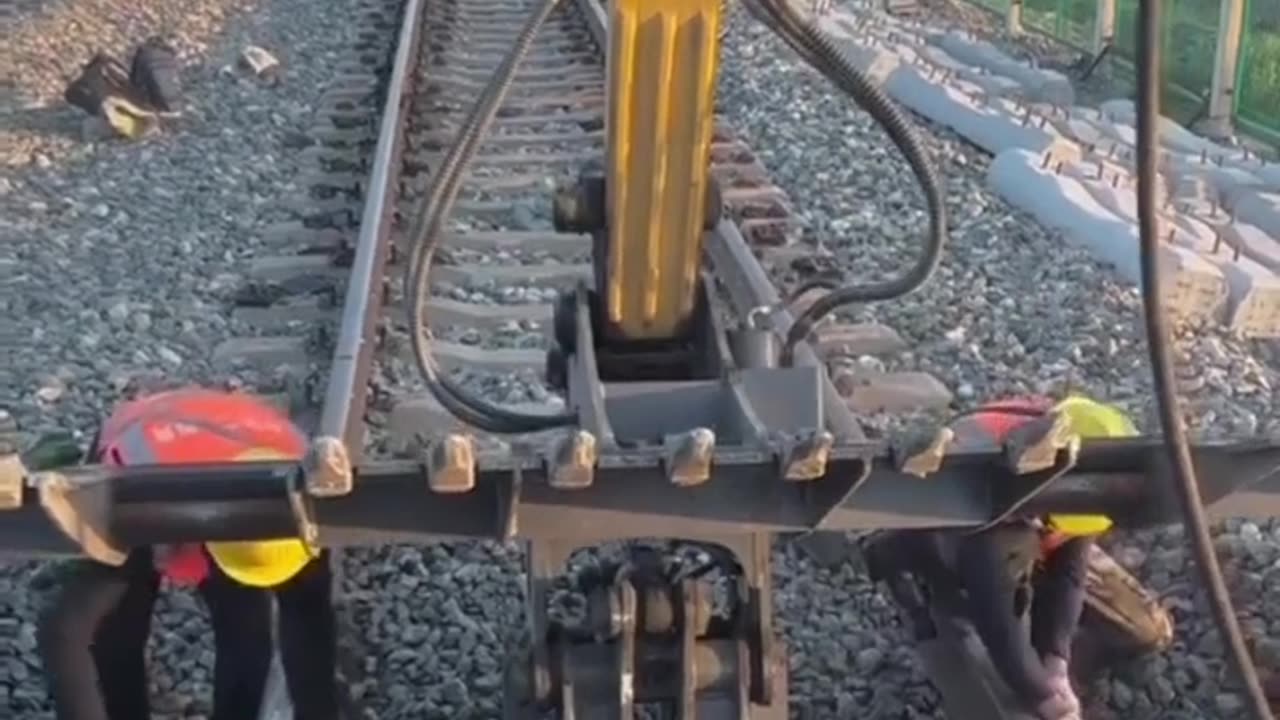 Smart workers of Amerika is so triple threat work on railway track