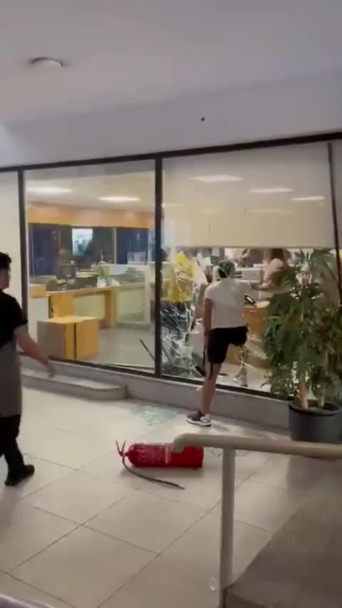 ΣΤΟ ΜΕΤΑΞΥ ΣΤΟ ΛΙΒΑΝΟ