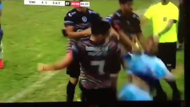 Huy fuerte entrada a un jugador de fútbol