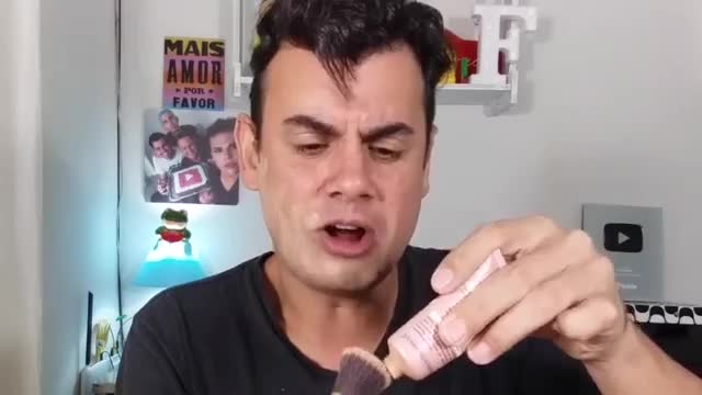 Aprenda a fazer maquiagem para emagrecer o rosto.