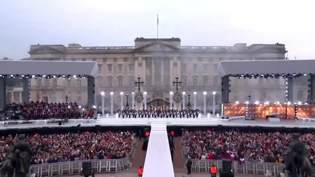 Queen Elizabeth hosts Paddington Bear at Buckingham Palace to kick off Jubilee Concert