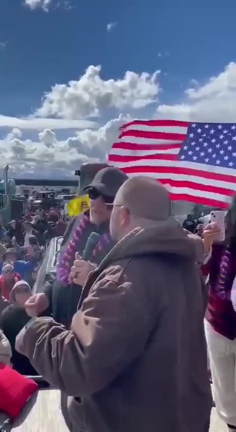 USA Freedom Convoy in California sing "Amazing Grace.” 🇺🇸
