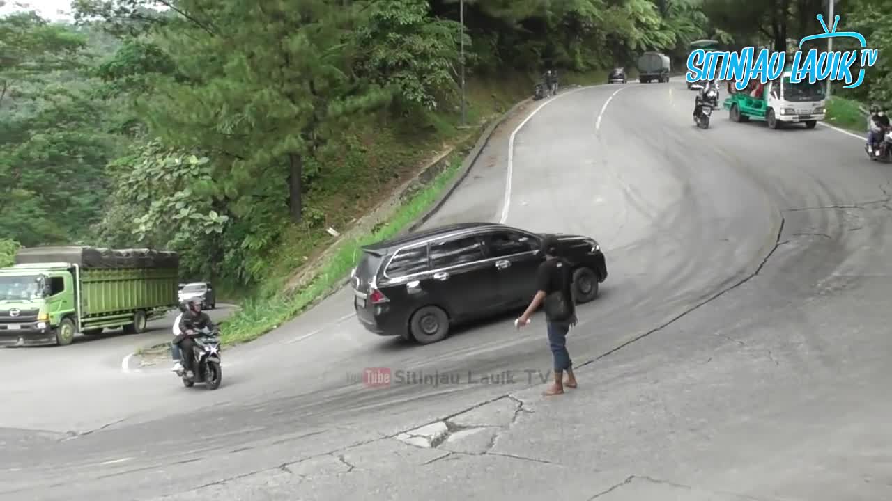 Horrifying Seconds Of Motorcyclists Slip Due to Solar. Spill Almost Run Over By Truck