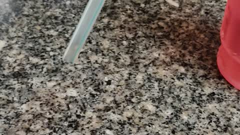 How to use straw to drink water