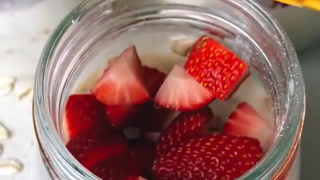 Strawberry cheesecake overnight oats 🍓😍 Yum! Restock too