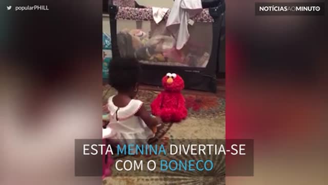 Menina se assusta com Elmo falante