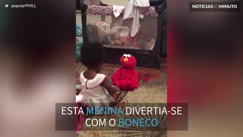 Menina se assusta com Elmo falante