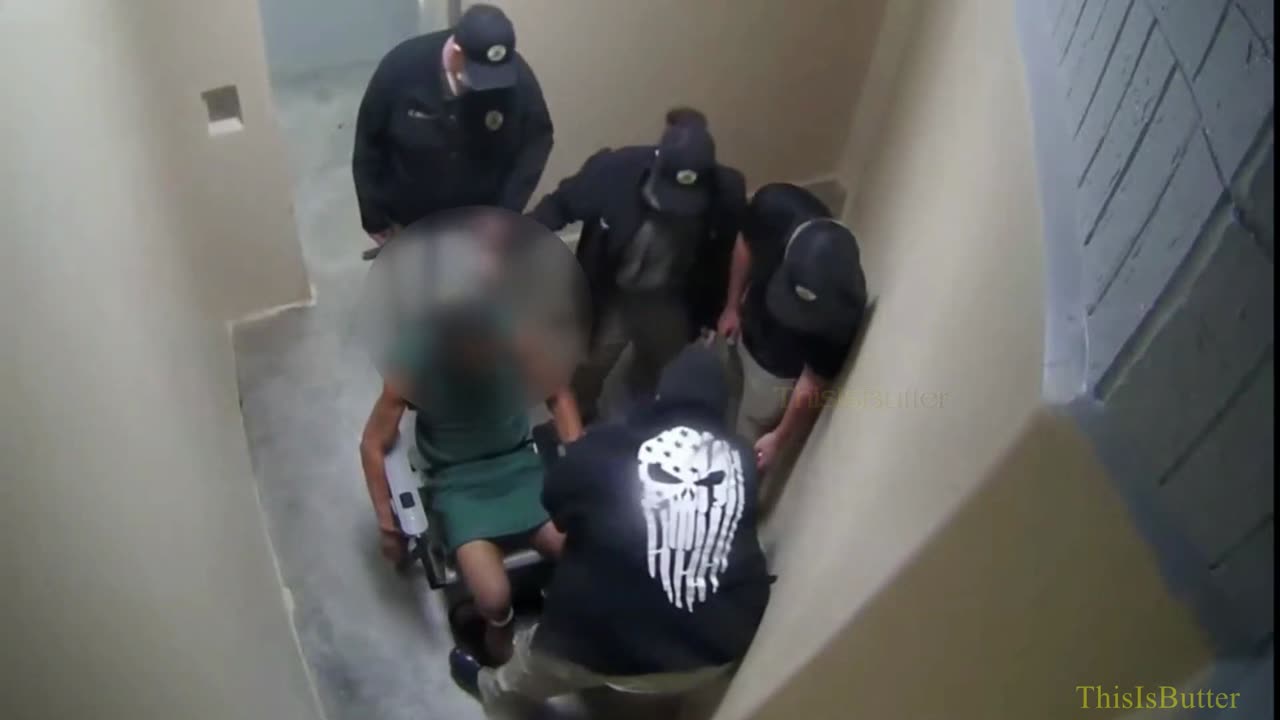 3 jailers watch as officer wrapped chain around detainee’s neck and briefly choked him