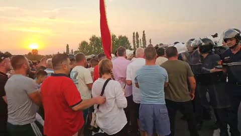 Protestuesit thyejnë kordonin e policisë, fillojnë marshimin në autostradë