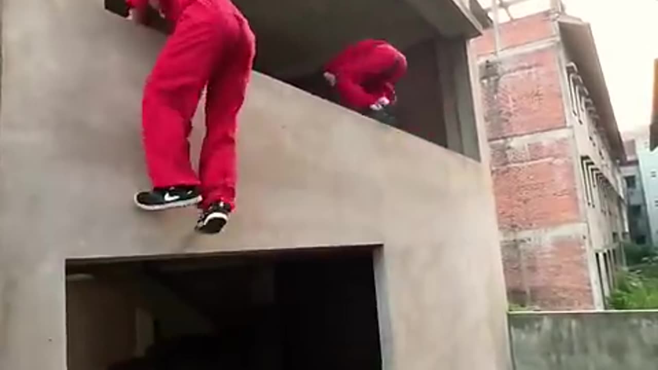 PARKOUR MONEY HEIST VS POLICE 120 #parkour #highnoy #moneyheist #shorts #police #bellaciaoringtone