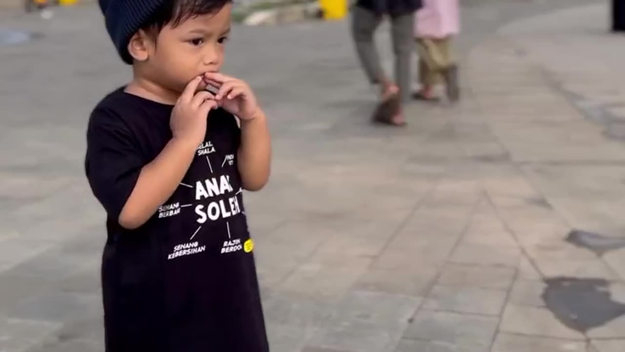 Es doger beli sebaki Makan sendiri di tempat sepi