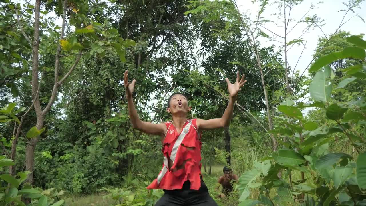Cooking chicken wing, eating in jungle | Primitive technology-18