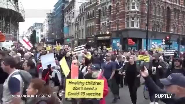 ΟΙ ΔΙΚΤΑΤΟΡΙΕΣ ΜΕ ΑΓΩΝΑ ΠΕΦΤΟΥΝ