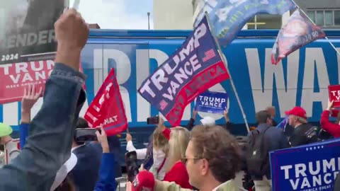 Kamala Harris’ bus welcomed to New York by a sea of Trump supporters 🤣